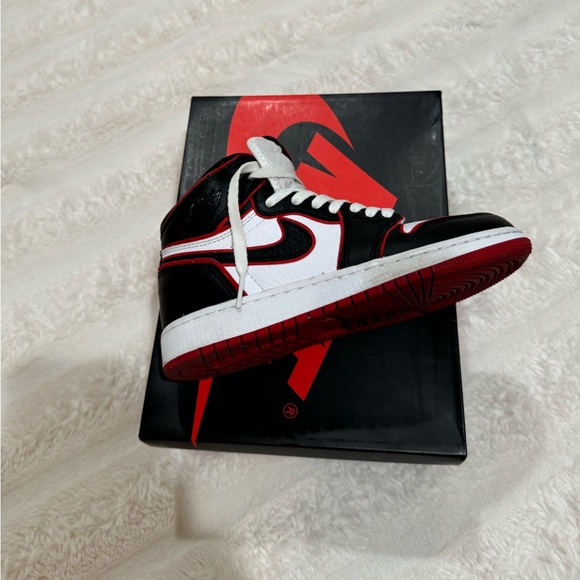 Jordan 1 Retro High
Bloodline (GS) SIZE 4 - Picture 5 of 12